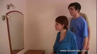 مراهقة روسية حامل تستمتع بمزاح مرحة مع أشقائها