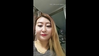 亚洲继母沉迷于独自的快感