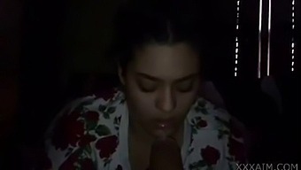 性感的阿拉伯女人深深地吞咽着摩洛哥的大阴茎。看看免费的网络摄像头节目,在xxxxaim.Com上