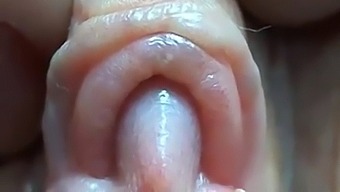 女孩自慰的亲密视角