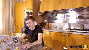 Tommy Gold的成熟美熟女明星得到了令人满意的工作
