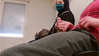 Ένας Διεστραμμένος Γιατρός Εγκαθιστά Μια Κρυφή Κάμερα Στον Χώρο Υποδοχής Του, Όπου Μια Μουσουλμάνα Γυναίκα Αναπόφευκτα Θα Συλληφθεί Ενώ Εκτίθεται, Σύμφωνα Με Ένα Αυθεντικό Προφίλ