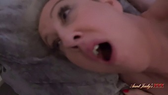 金发英国熟女maggie Moon在自慰时被她的继子抓住