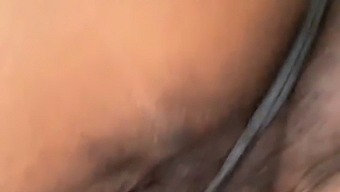 在这个视频中,你可以看到一些没有剃光的阴部。