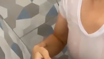 화장실에서 야생적인 섹스: 볼륨 2
