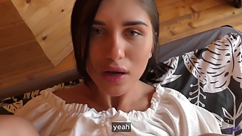 Nádherná Dievčina Sa Učí Umeniu Potešenia Od Veľkého Vtáka V Hd