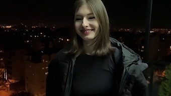 俄罗斯少女的手交和口交技巧会让你喘不过气来