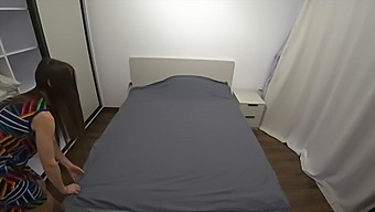 아내가 스와핑되고 핫한 쓰리썸에서 공유되면서 부정이 지배합니다