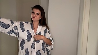 继子目睹继母的巨大阴茎在晾衣机上摩擦