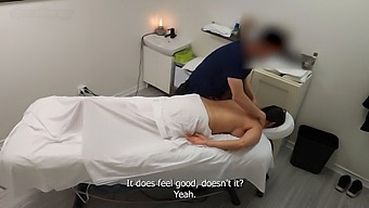 Emma第二次以丰满的胸部和圆润的臀部回归,寻求另一轮亲密的按摩疗法!