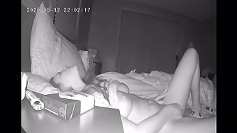 Nieśmiała Dziewczyna Dogadza Sobie W Nocy Tajną Kamerą.