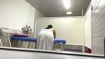 丰满的病人拥有大自然的胸部,被护士涂上油并记录下来