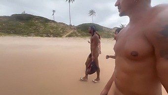 풍만한 여자친구가 누드 해변에서 일광욕과 수영을 하는 날을 함께 합니다